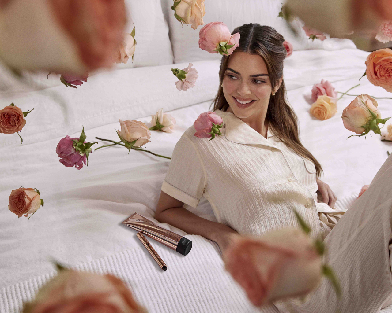 Американская модель Кендалл Дженнер на кровати с цветами