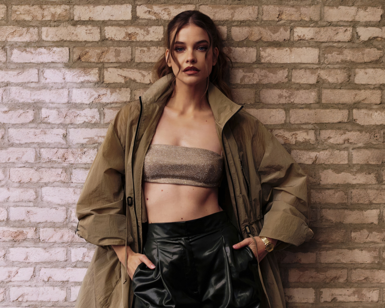 Красивая модель Барбара Палвин стоит у стены