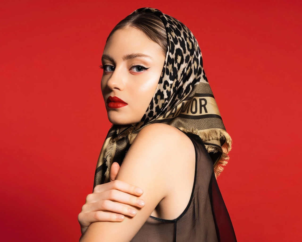 Красивая молодая девушка модель Лени Олуми Клум