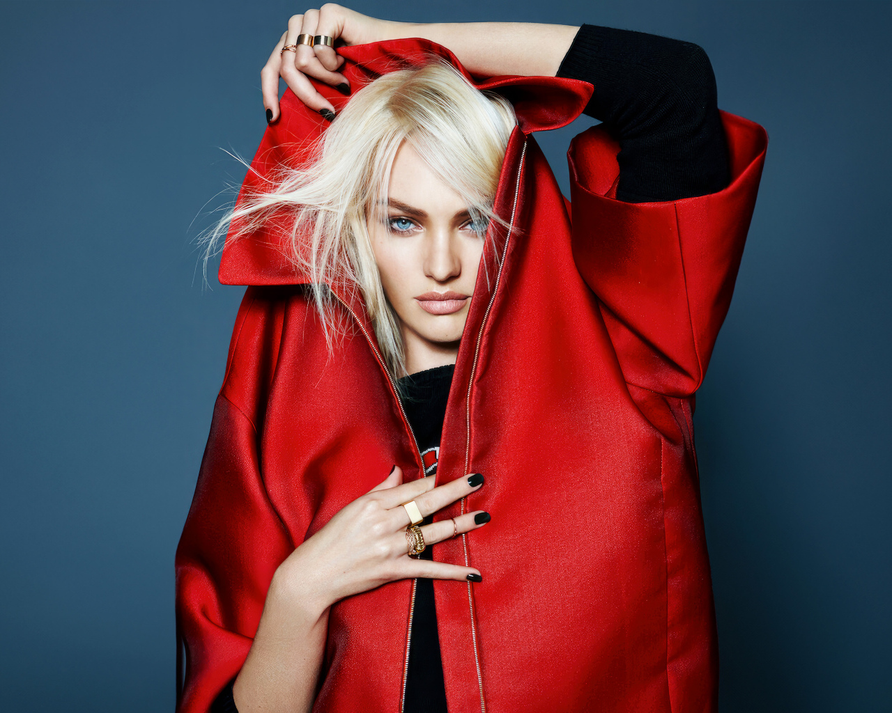 Голубоглазая модель Кэндис Свейнпол в красной куртке