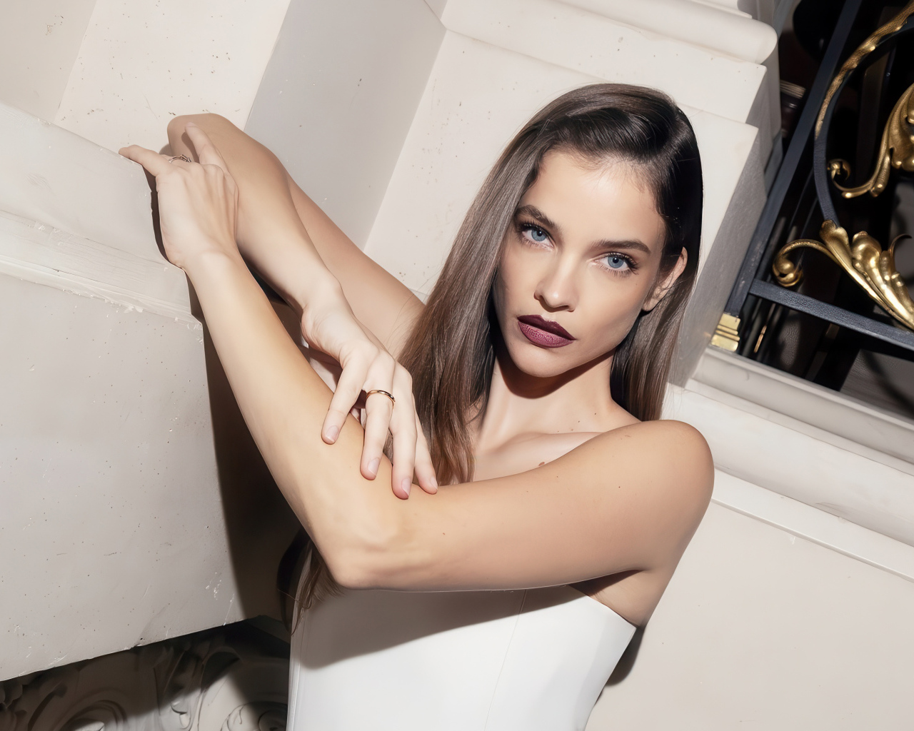 Голубоглазая красивая модель Барбара Палвин сидит на полу у дивана