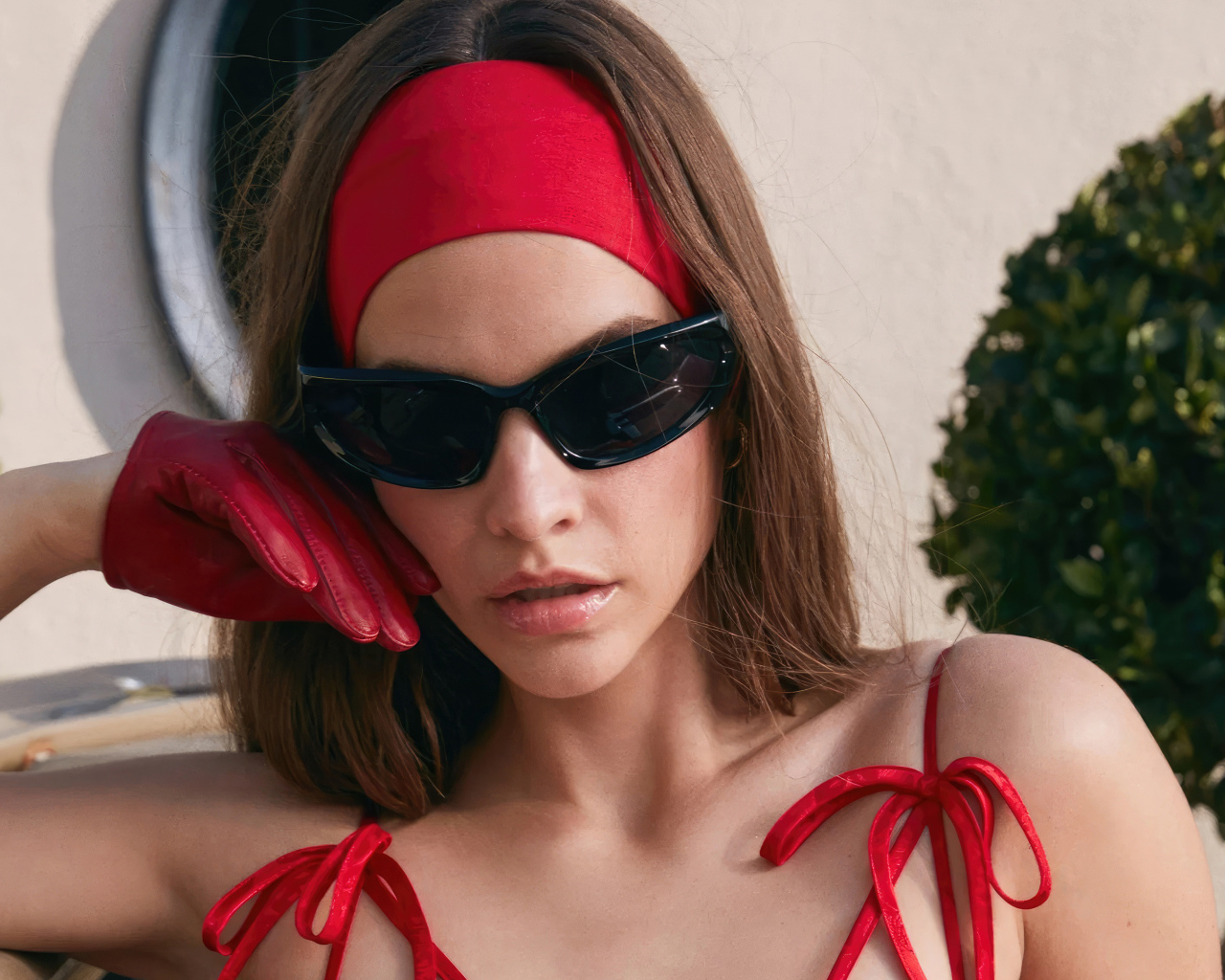 Яркая девушка в красном модель Барбара Палвин