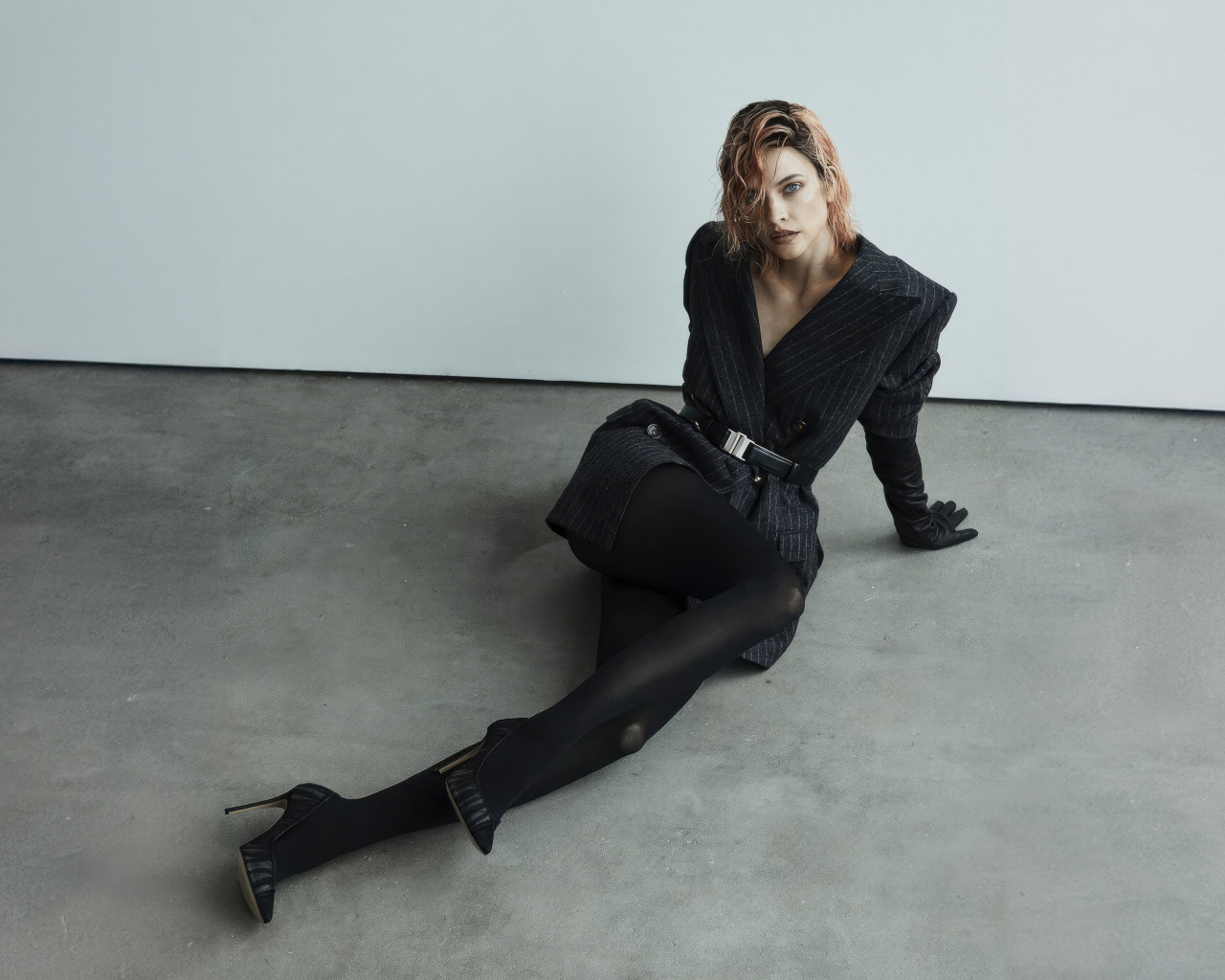 Модель Барбара Палвин в черном наряде сидит на полу