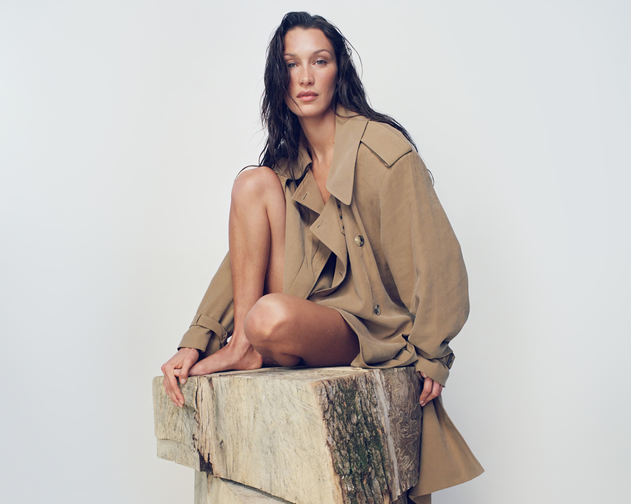 Модель Белла Хадид в пальто на сером фоне