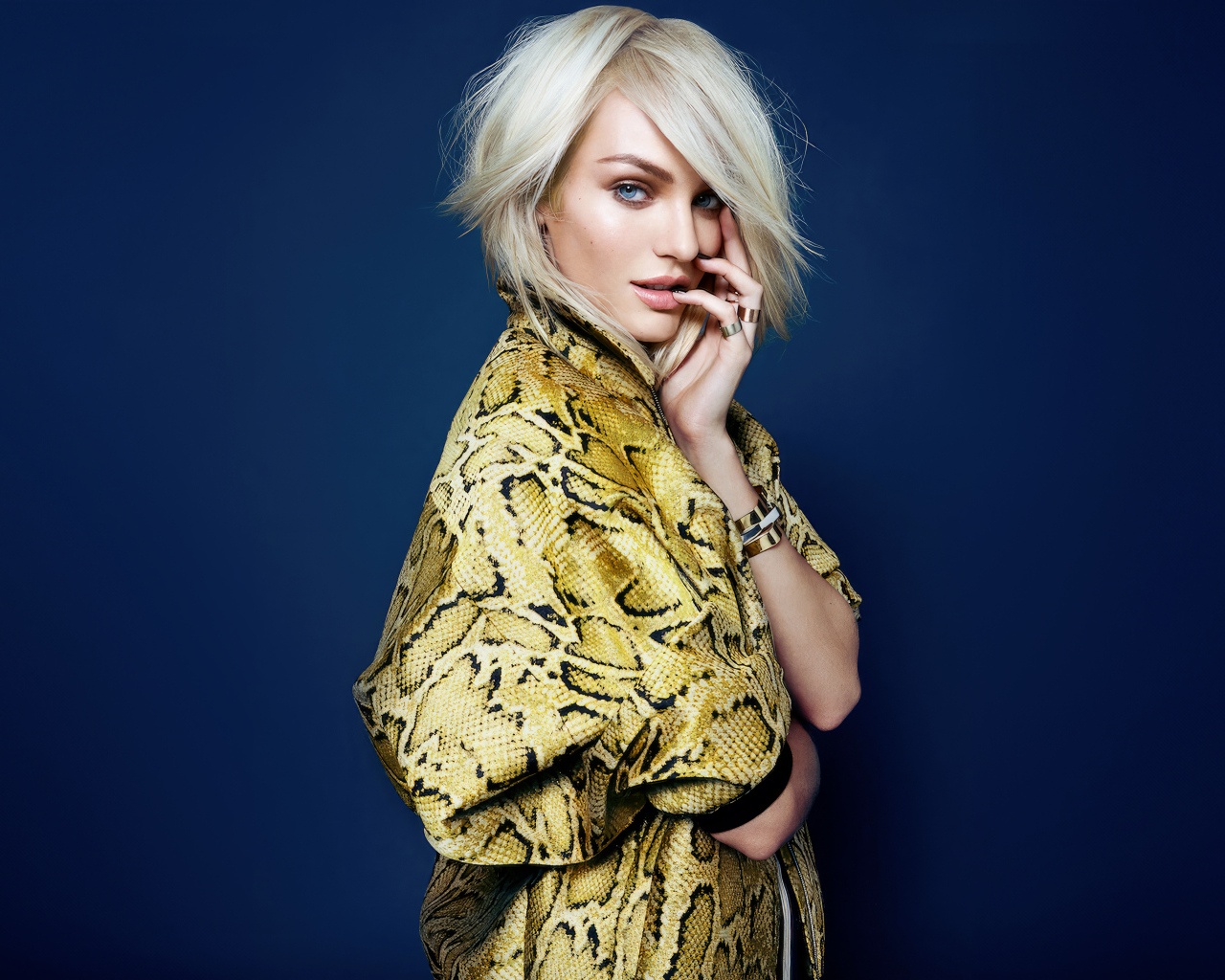 Модель Кэндис Свейнпол на синем фоне