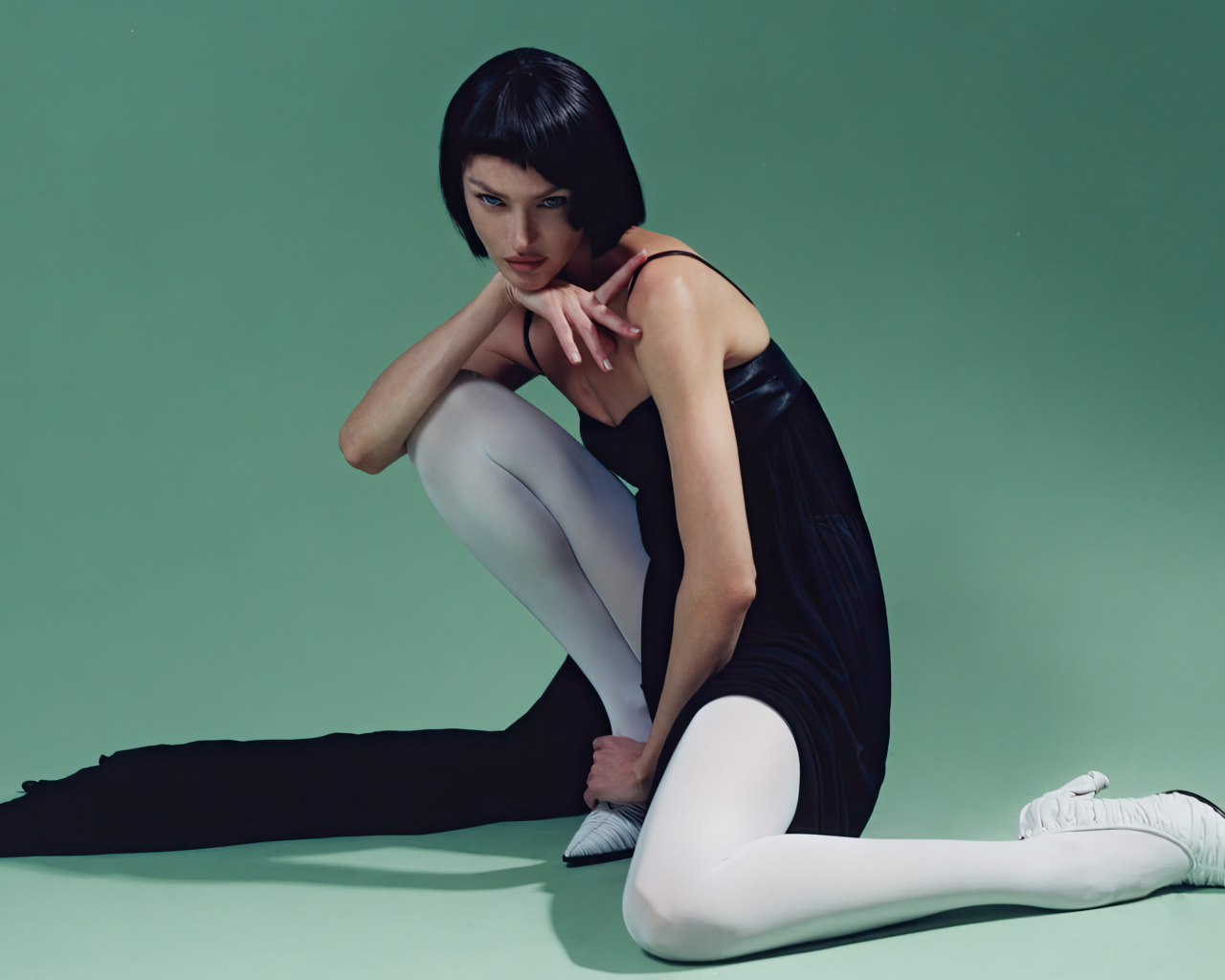 Модель Кэндис Свейнпол с короткими черными волосами