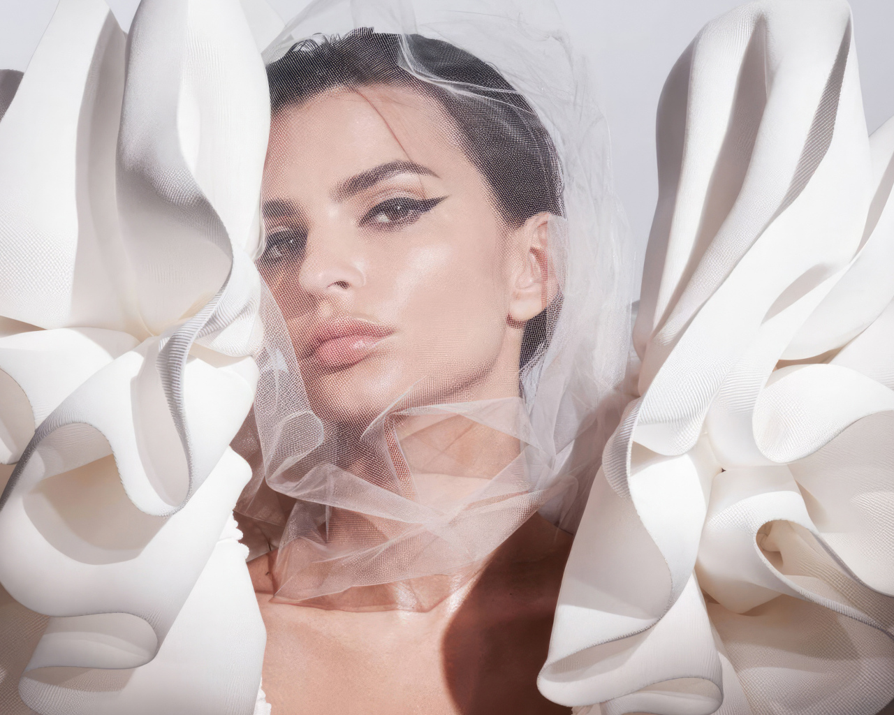 Модель Эмили Ратаковски с белой вуалью на лице