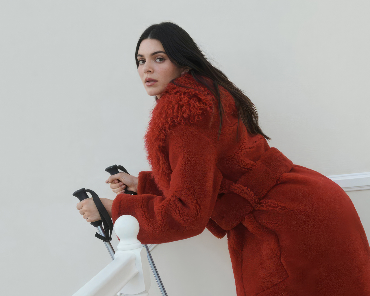 Модель Кендалл Дженнер в красной шубе