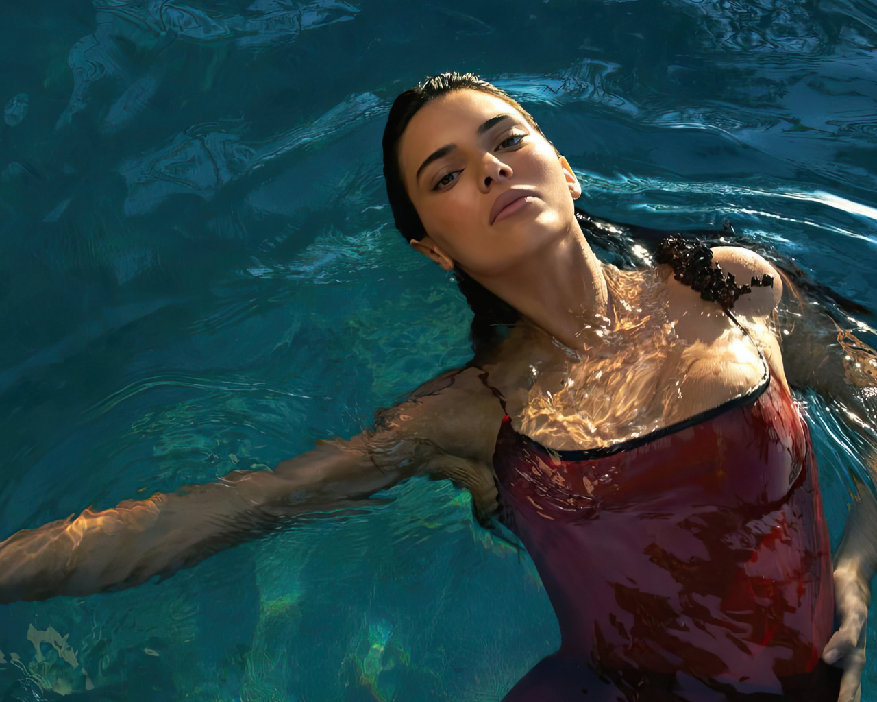 Модель Кендалл Дженнер лежит в бассейне