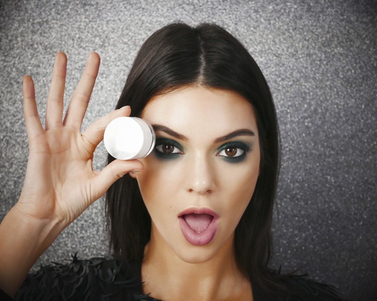 Модель Кендалл Дженнер с красивым макияжем