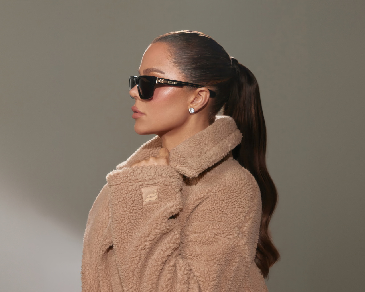 Модель Клои Кардашьян в шубе и черных очках