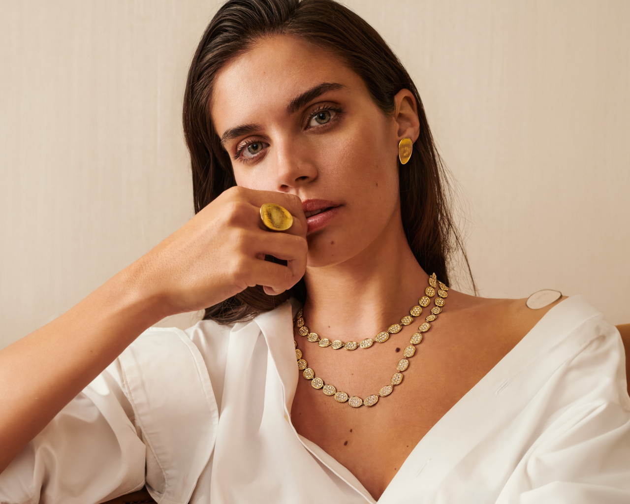 Молодая португальская модель Сара Сампайо в белом наряде