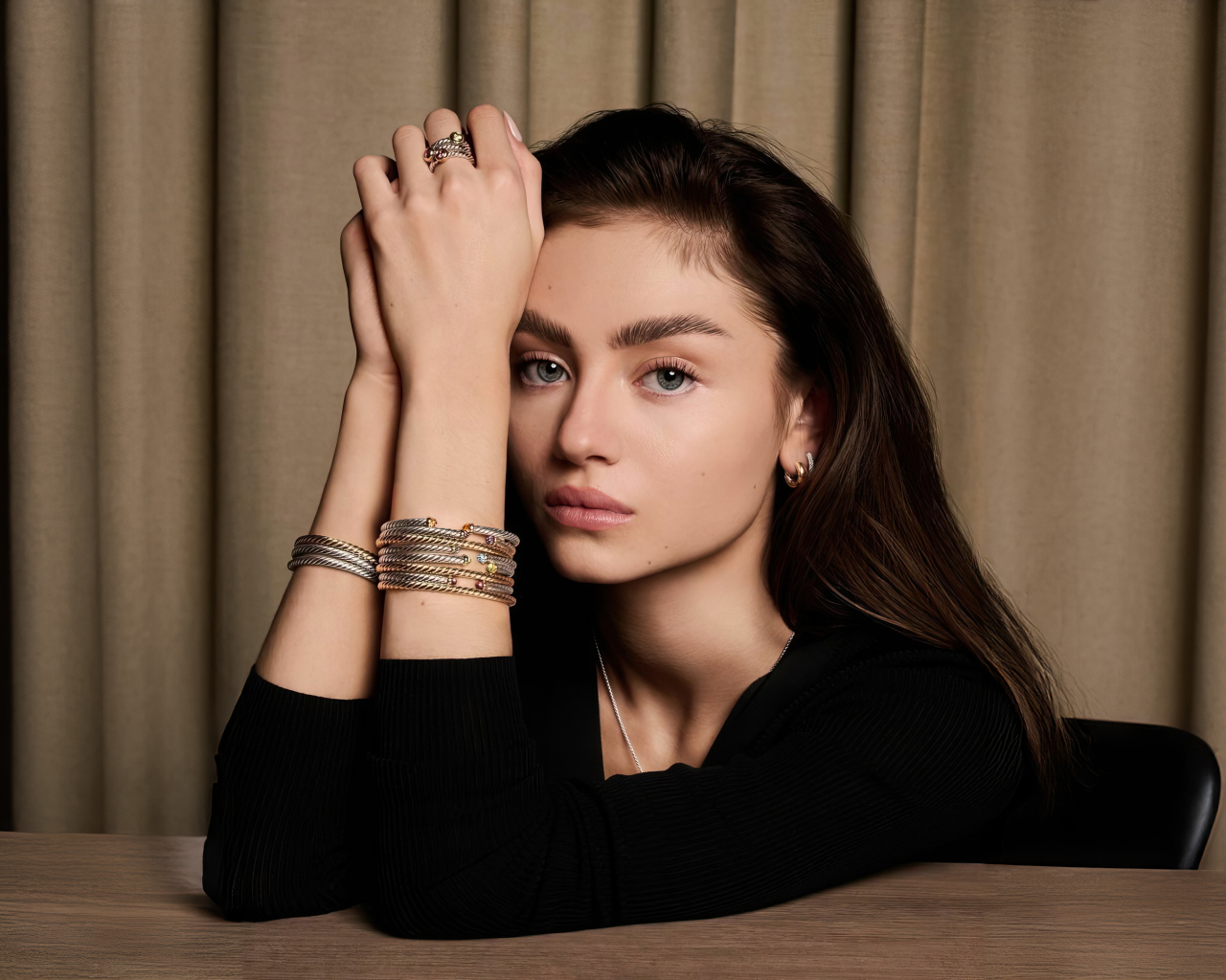 Молодая модель Лени Олуми Клум  с красивыми глазами