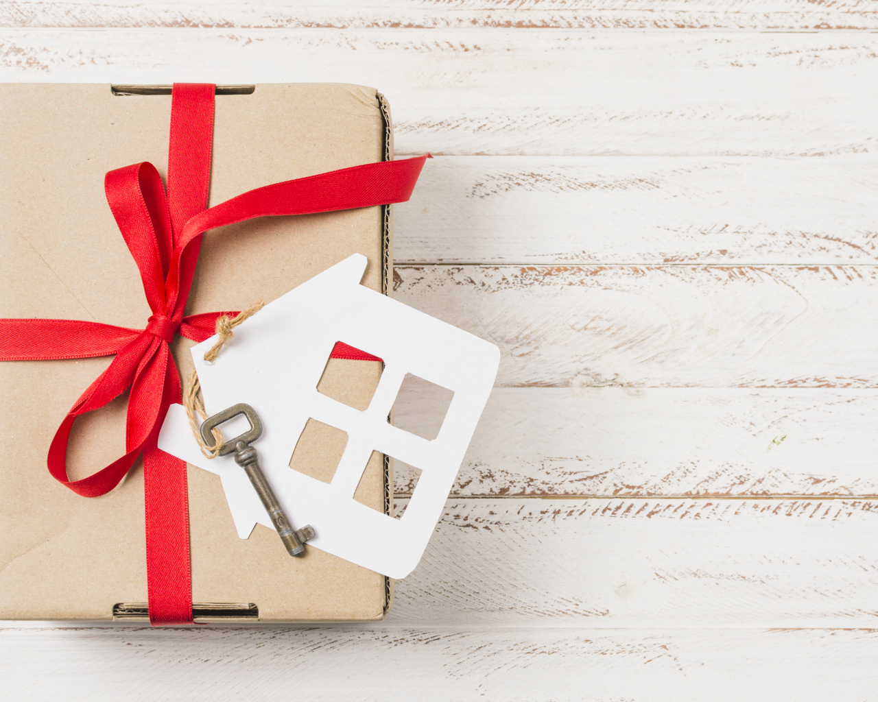 Подарок с ключом от квартиры на столе