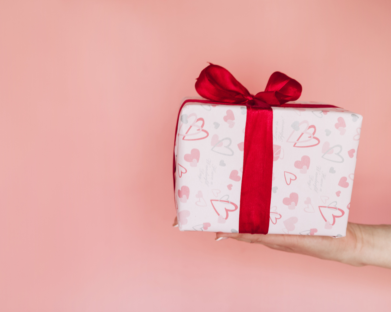 Девушка держит коробку с подарком