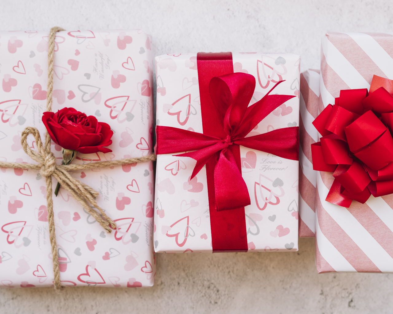 Три коробки с подарками на столе