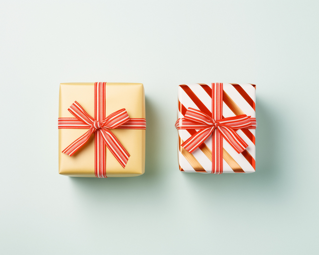 Два подарка с лентами на сером фоне