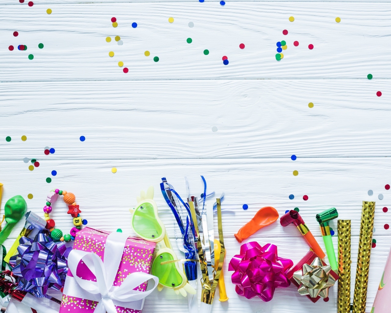 Атрибуты для дня рождения на белом фоне