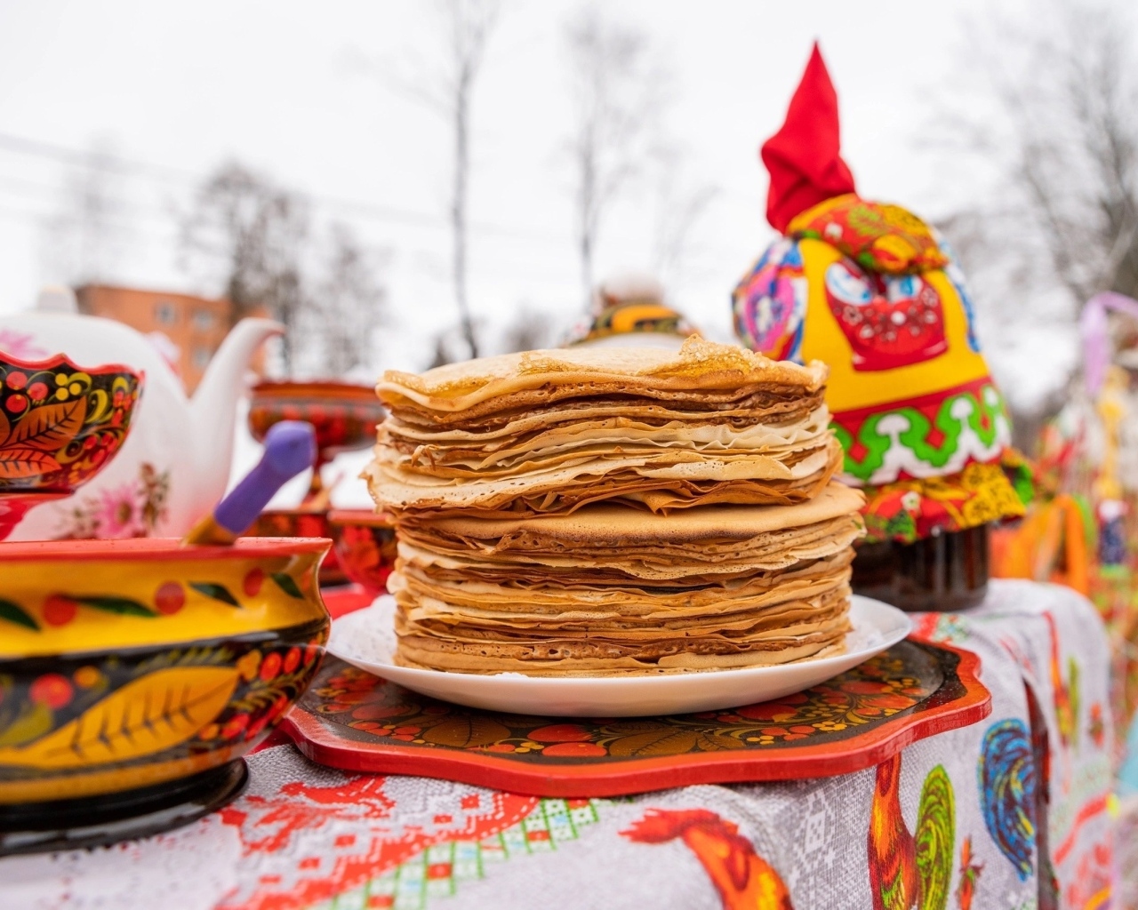 Стопка блинов на празднике Масленица