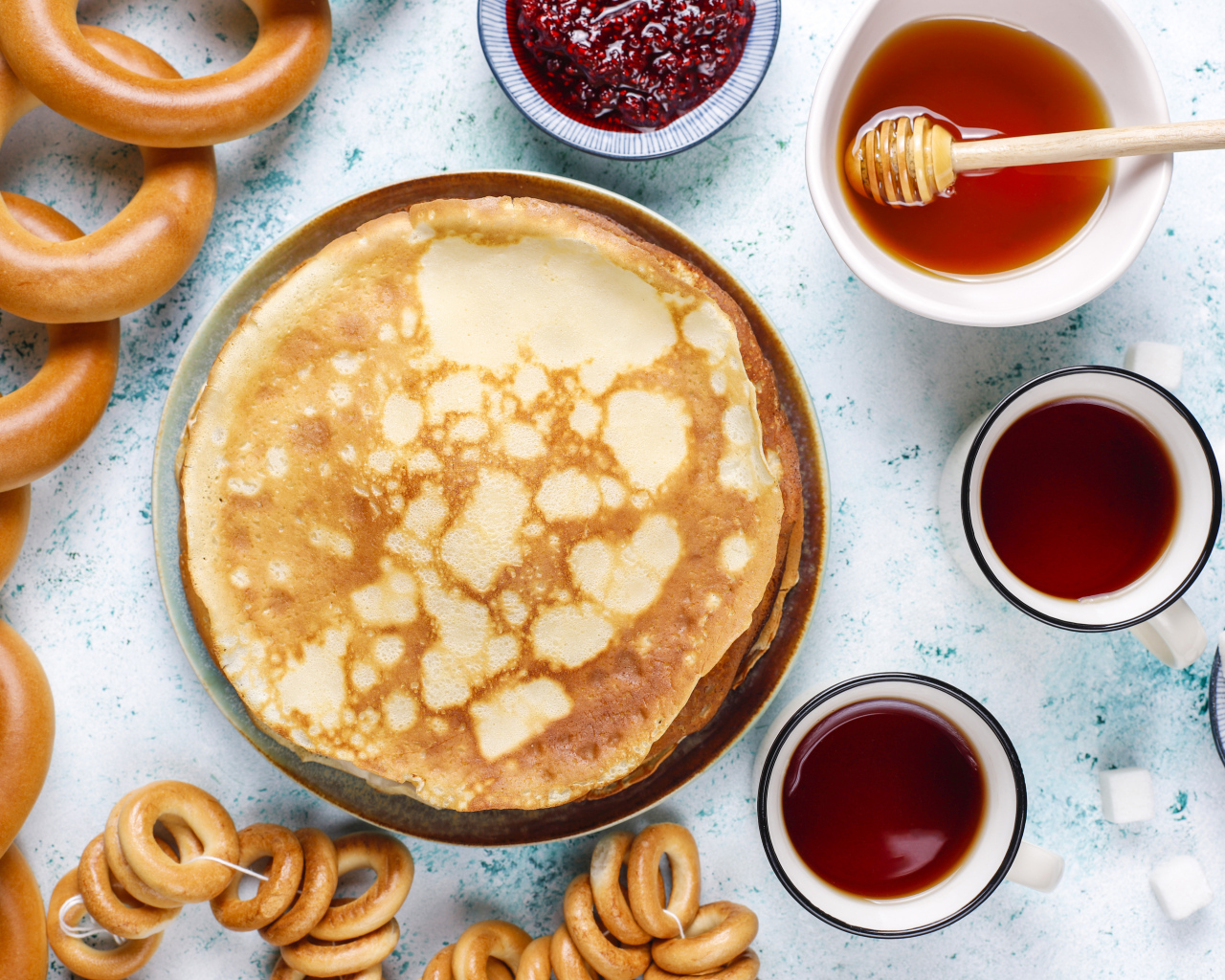 Аппетитные блины и угощения на праздник Масленица