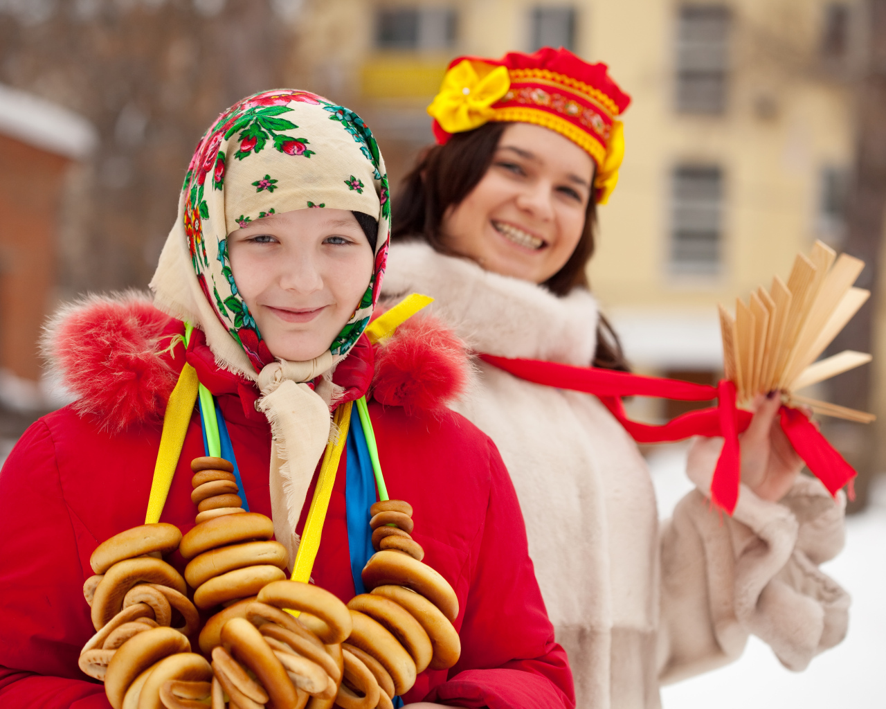 Девочка в с баранками на праздник Масленица 2024