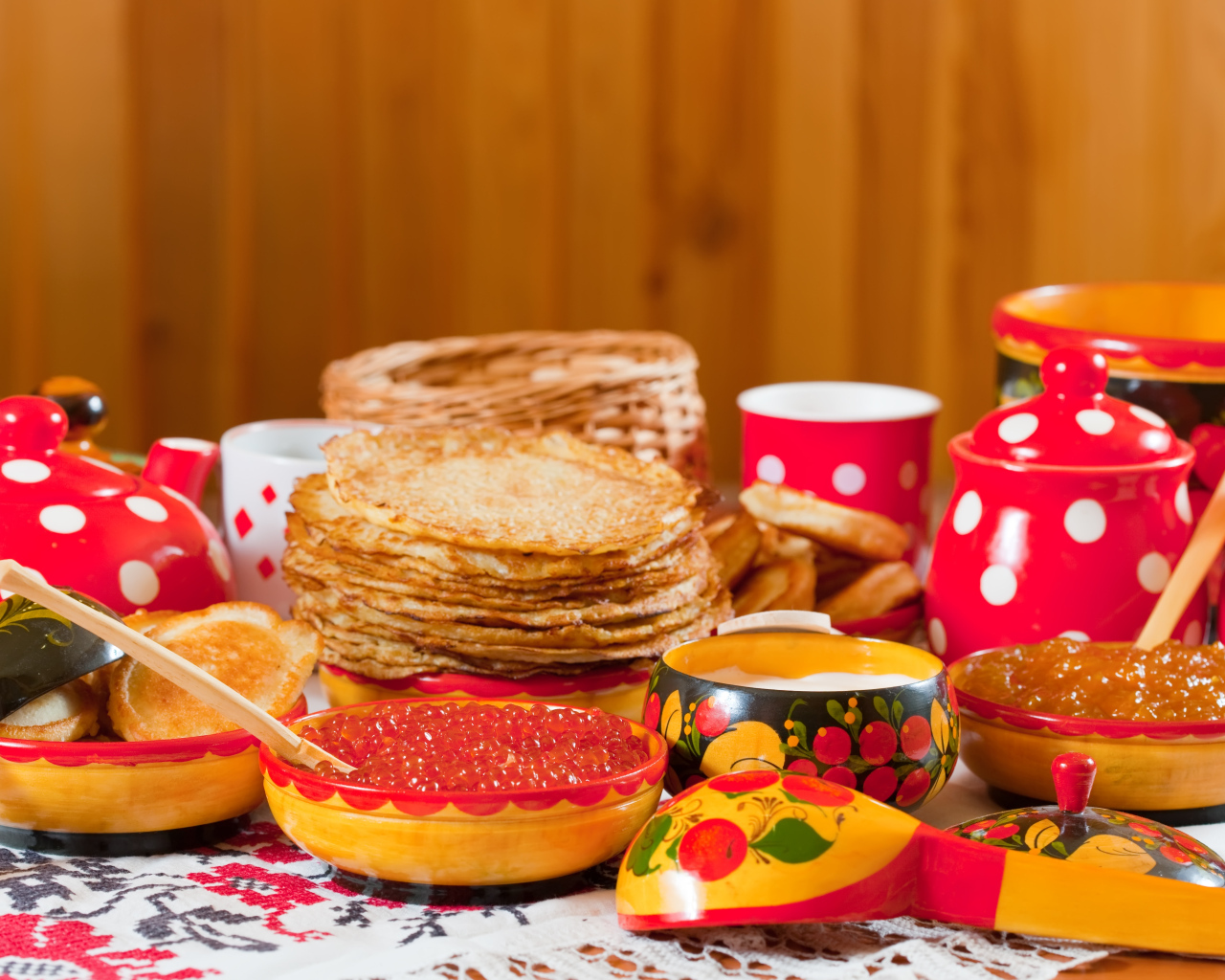 Красная икра, блины и оладьи угощения на праздник Масленица