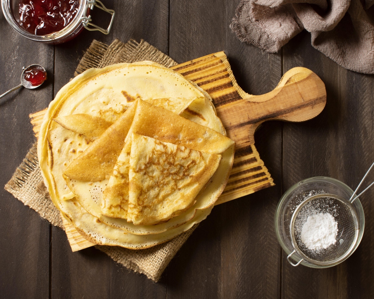 Тонкие блинчики с сахарной пудрой на Масленицу