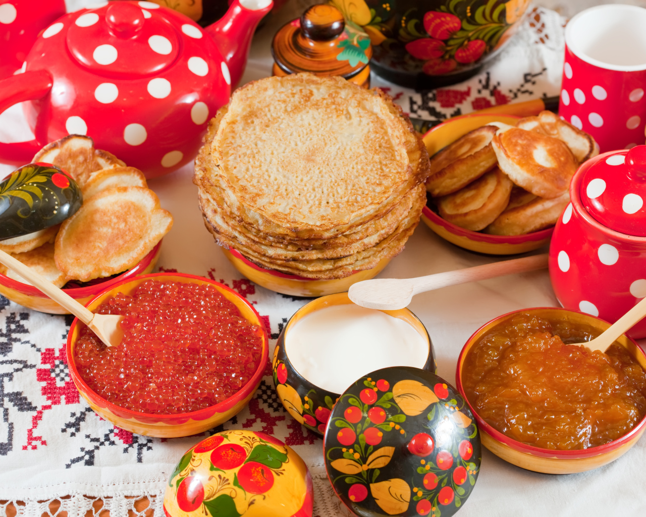 Угощения на праздник Масленица на столе