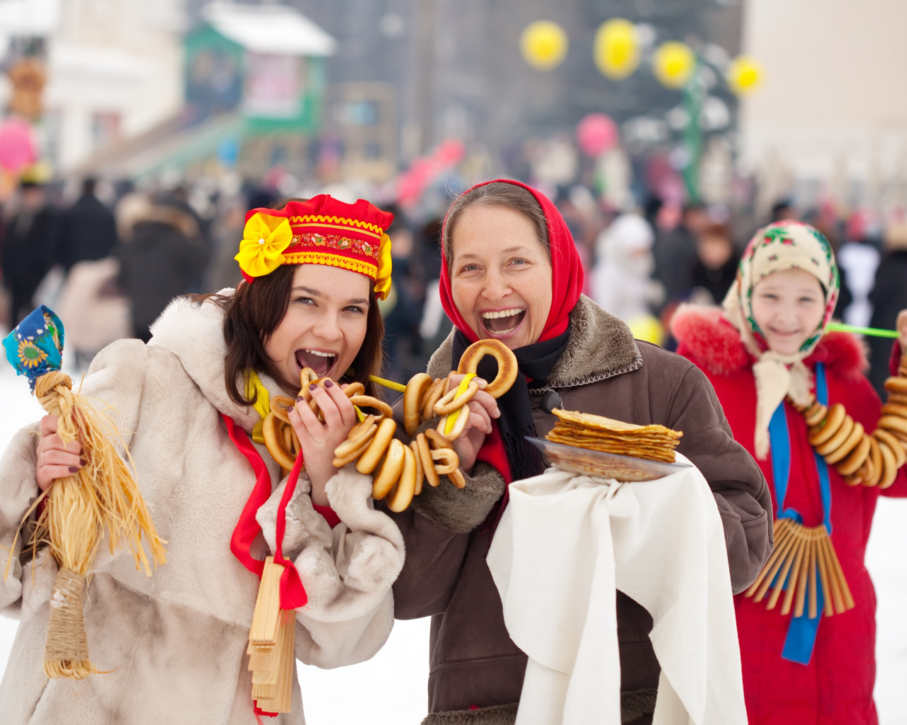 Женщины с угощениями на праздник Масленица