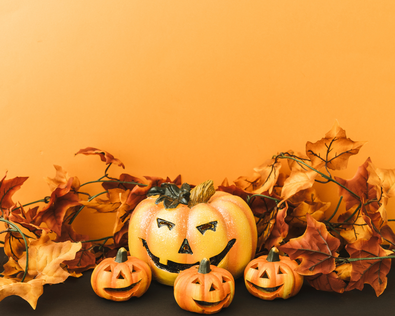 Композиция на оранжевом фоне на праздник Хэллоуин