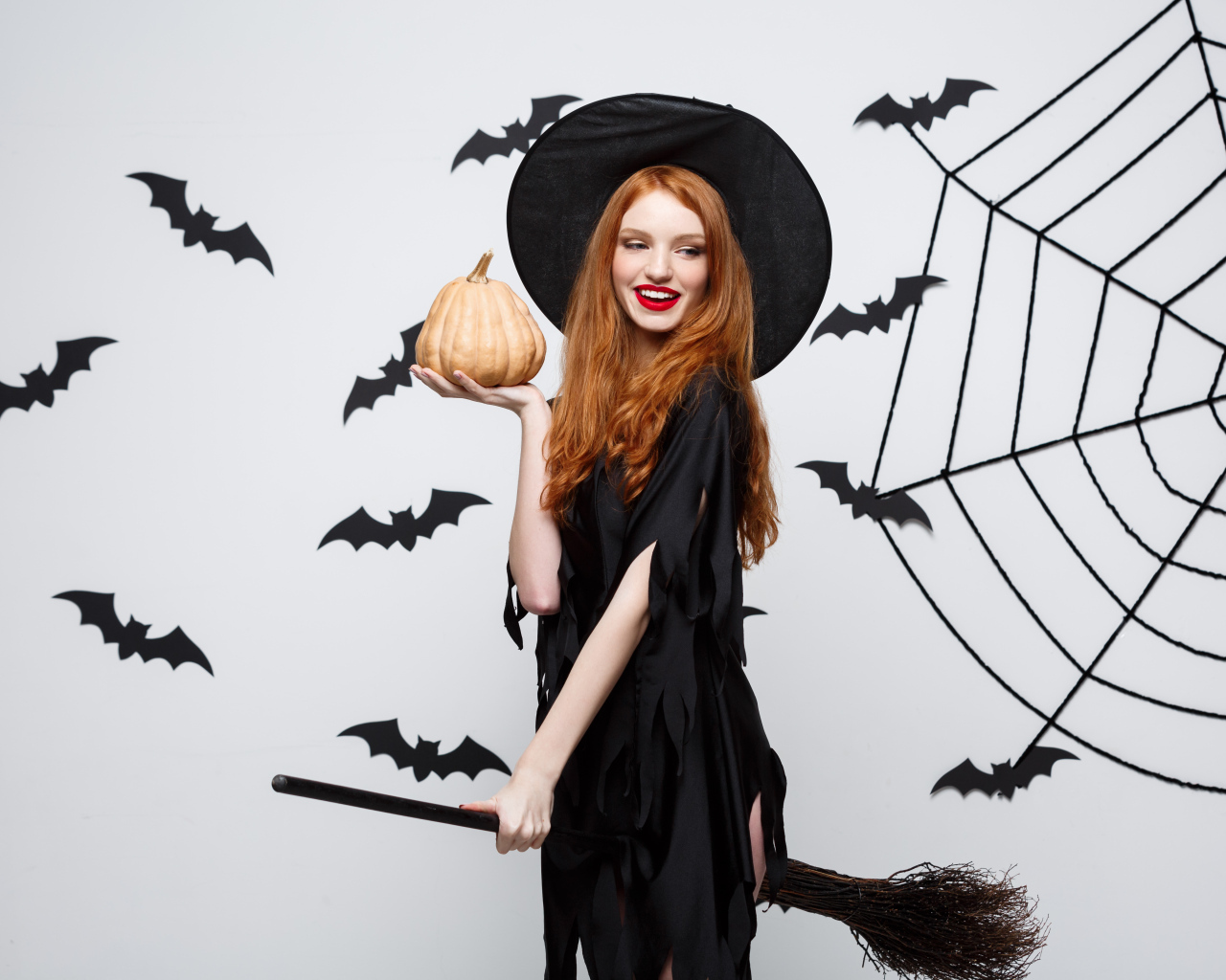 Девушка в костюме ведьмы с декором на Хэллоуин