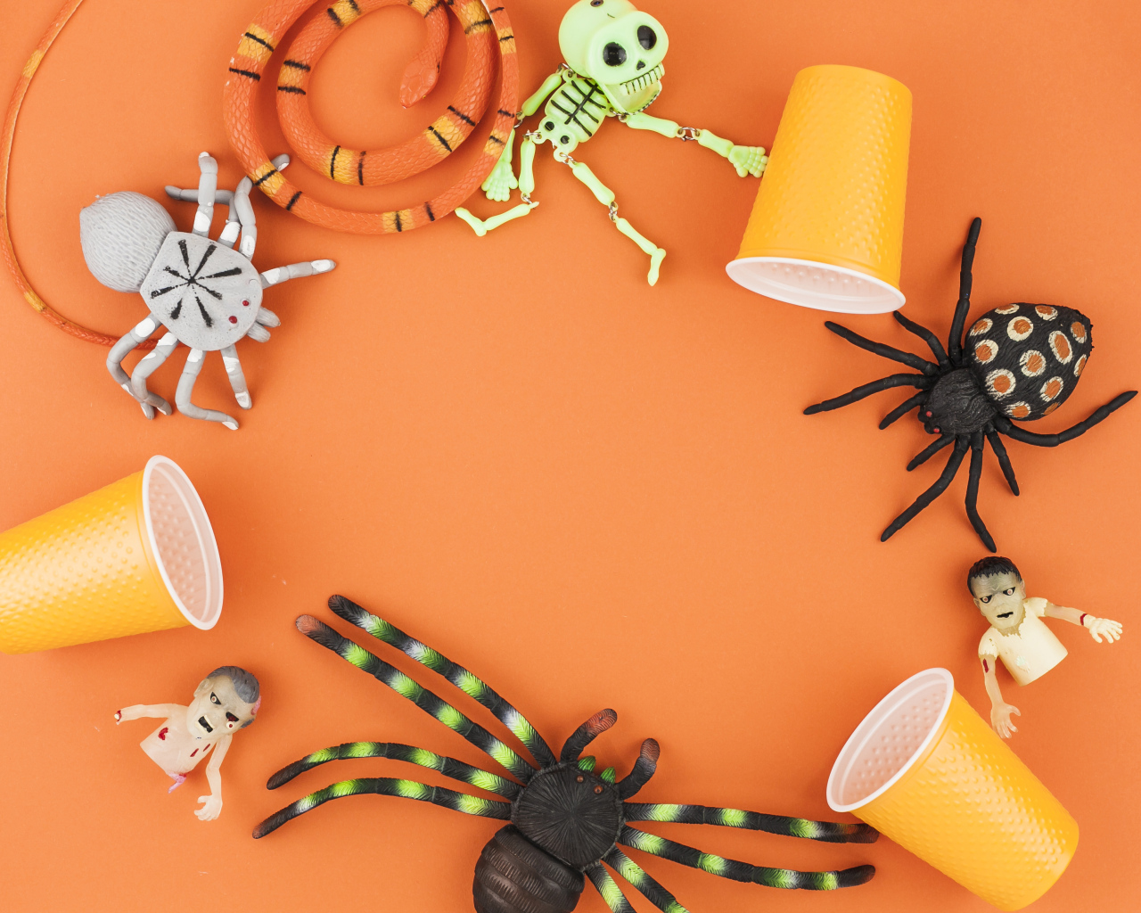 Игрушки на Хэллоуин на оранжевом фоне