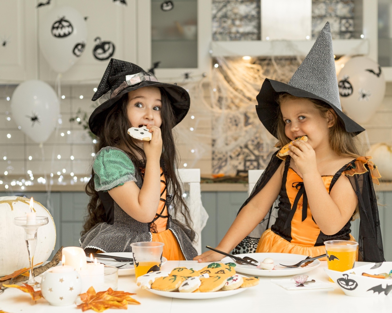 Две маленькие девочки в костюмах на Хэллоуин