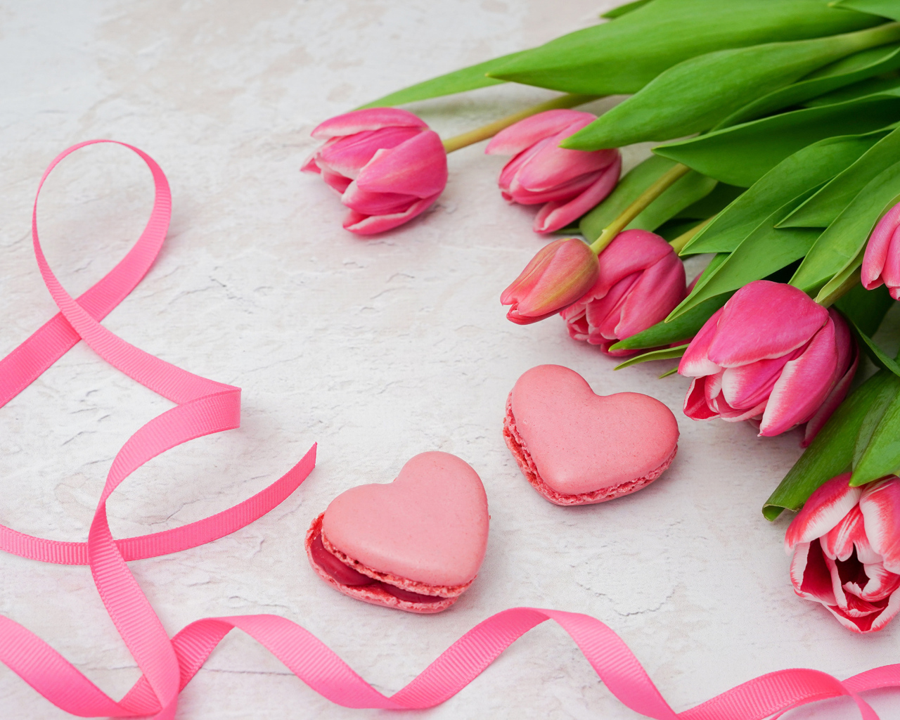 Букет тюльпанов с лентой и печеньем на 8 марта