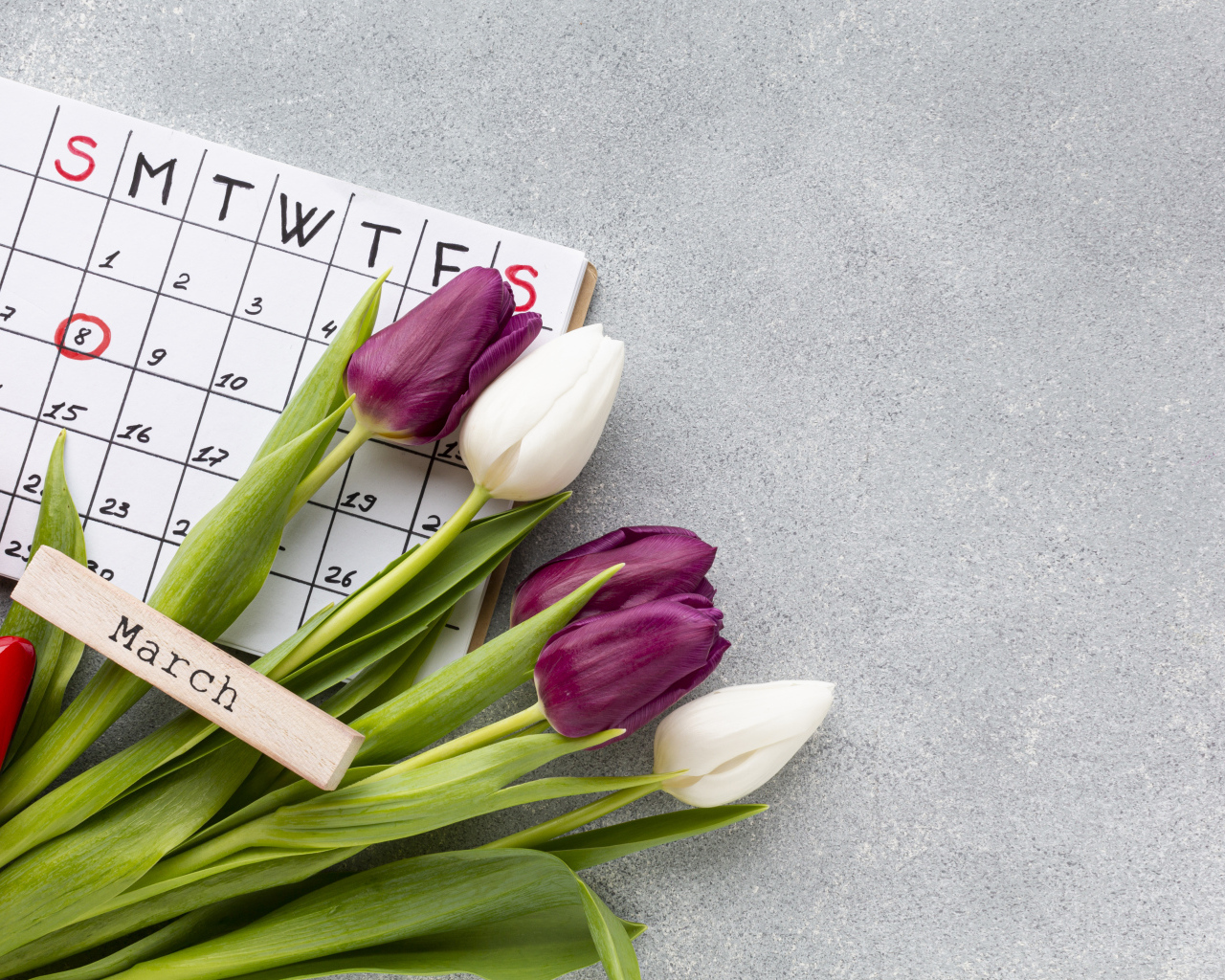 Календарь, красные туфли и букет тюльпанов на 8 марта