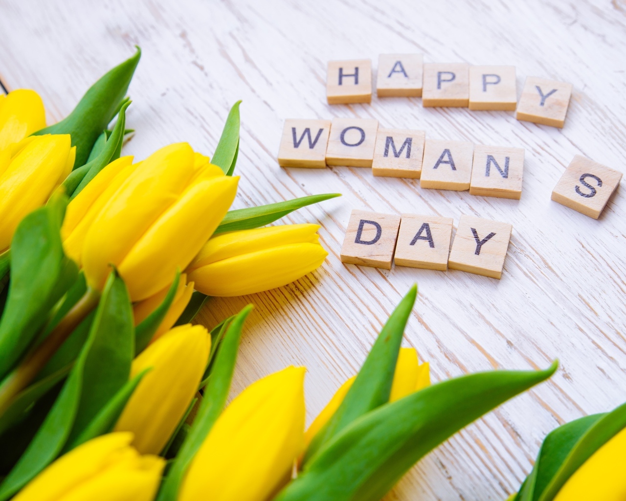 Большой букет желтых тюльпанов на Международный женский день 8 марта