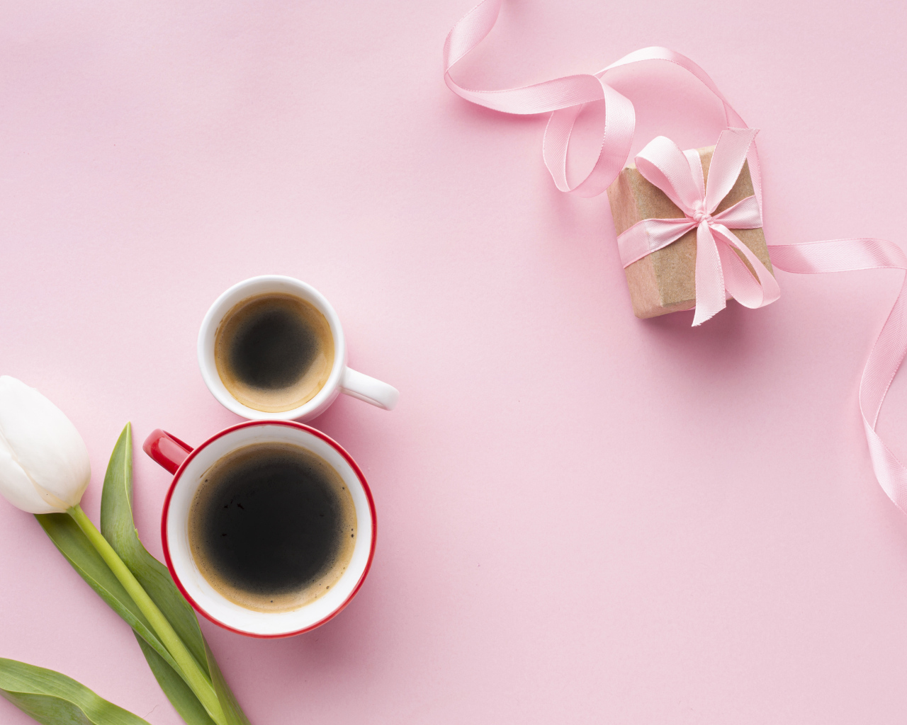 Две кружки кофе, тюльпан и подарок для любимой на 8 марта