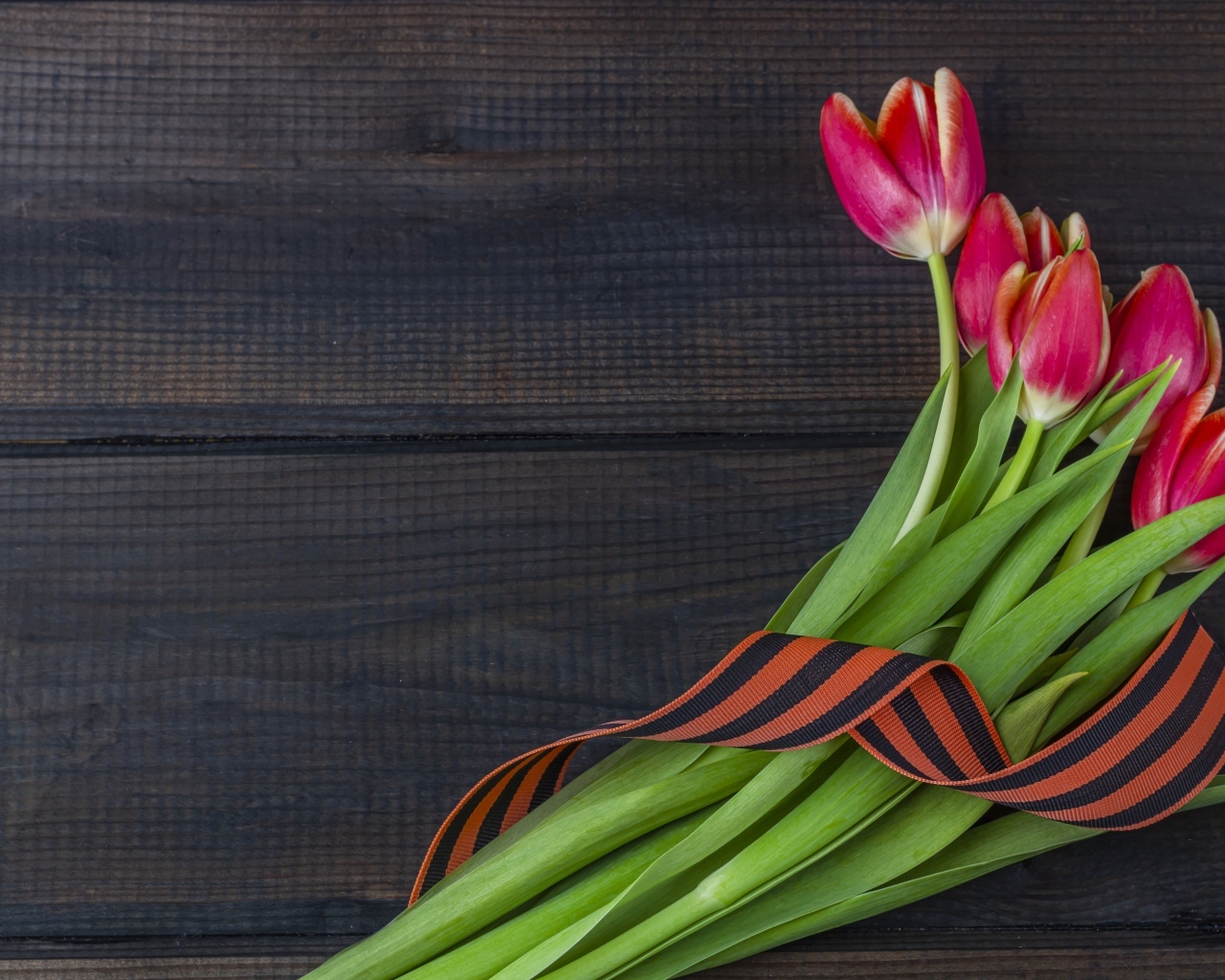 Букет тюльпанов и георгиевская лента на День Победы