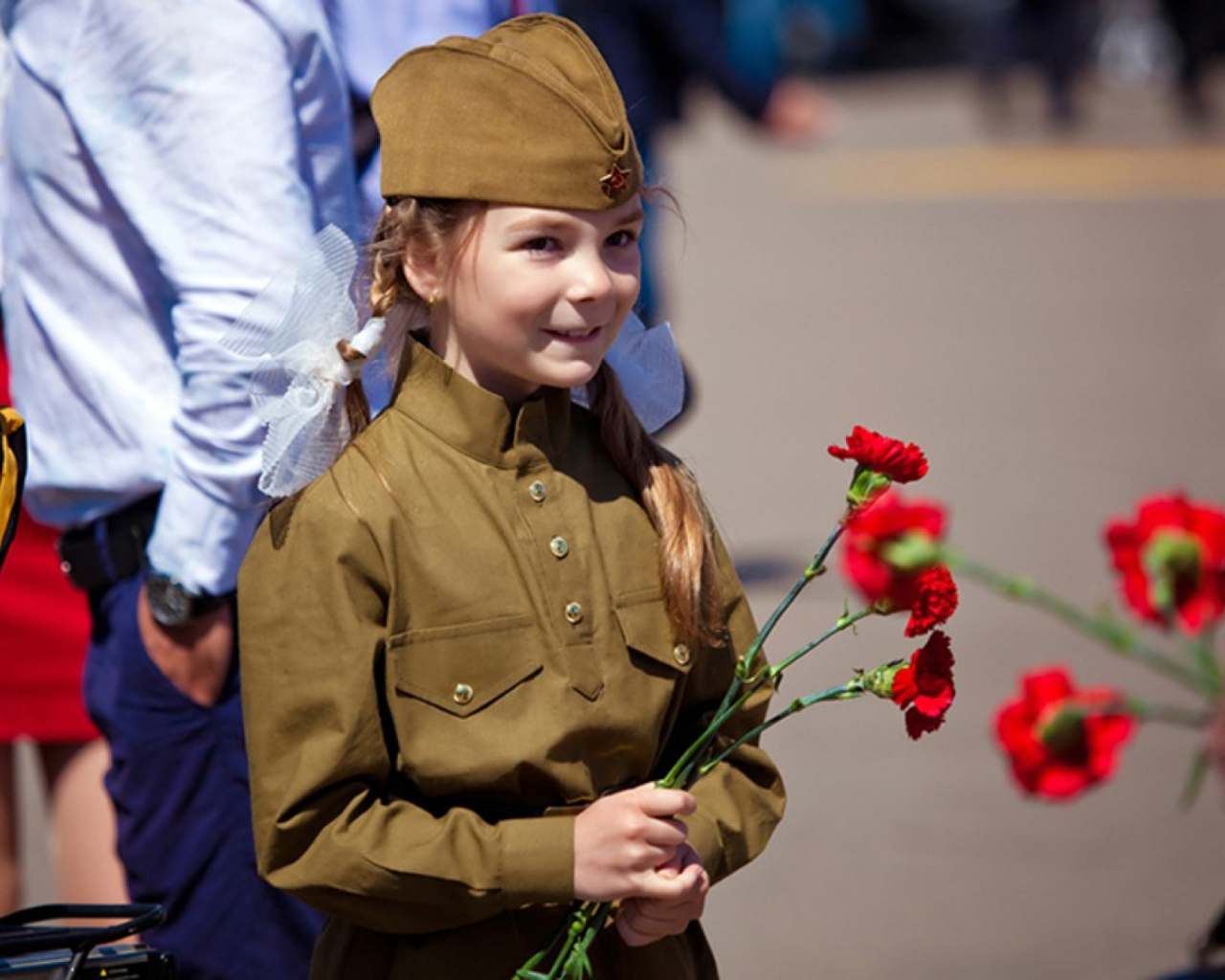 Маленькая девочка с гвоздиками на День победы 9  мая