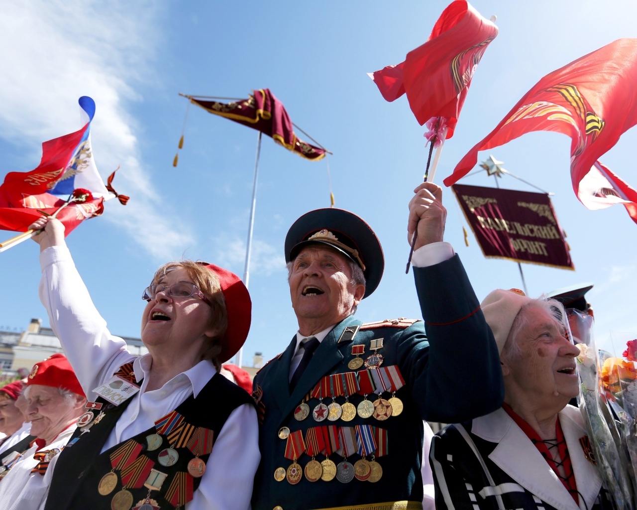 Ветераны с флагами на День Победы 9  мая