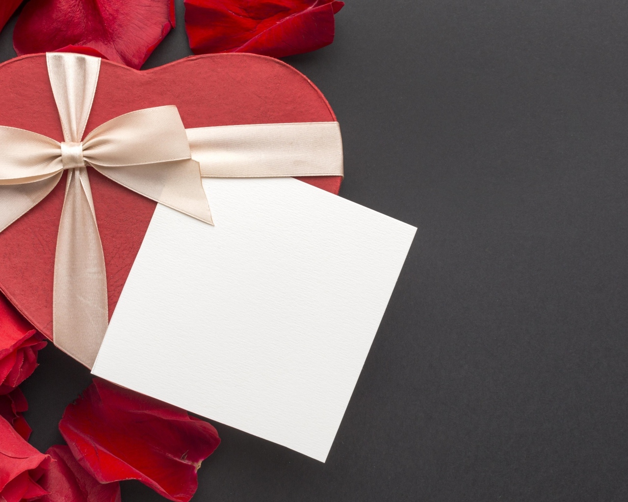 Подарок и цветы на сером фоне, шаблон поздравительной открытки