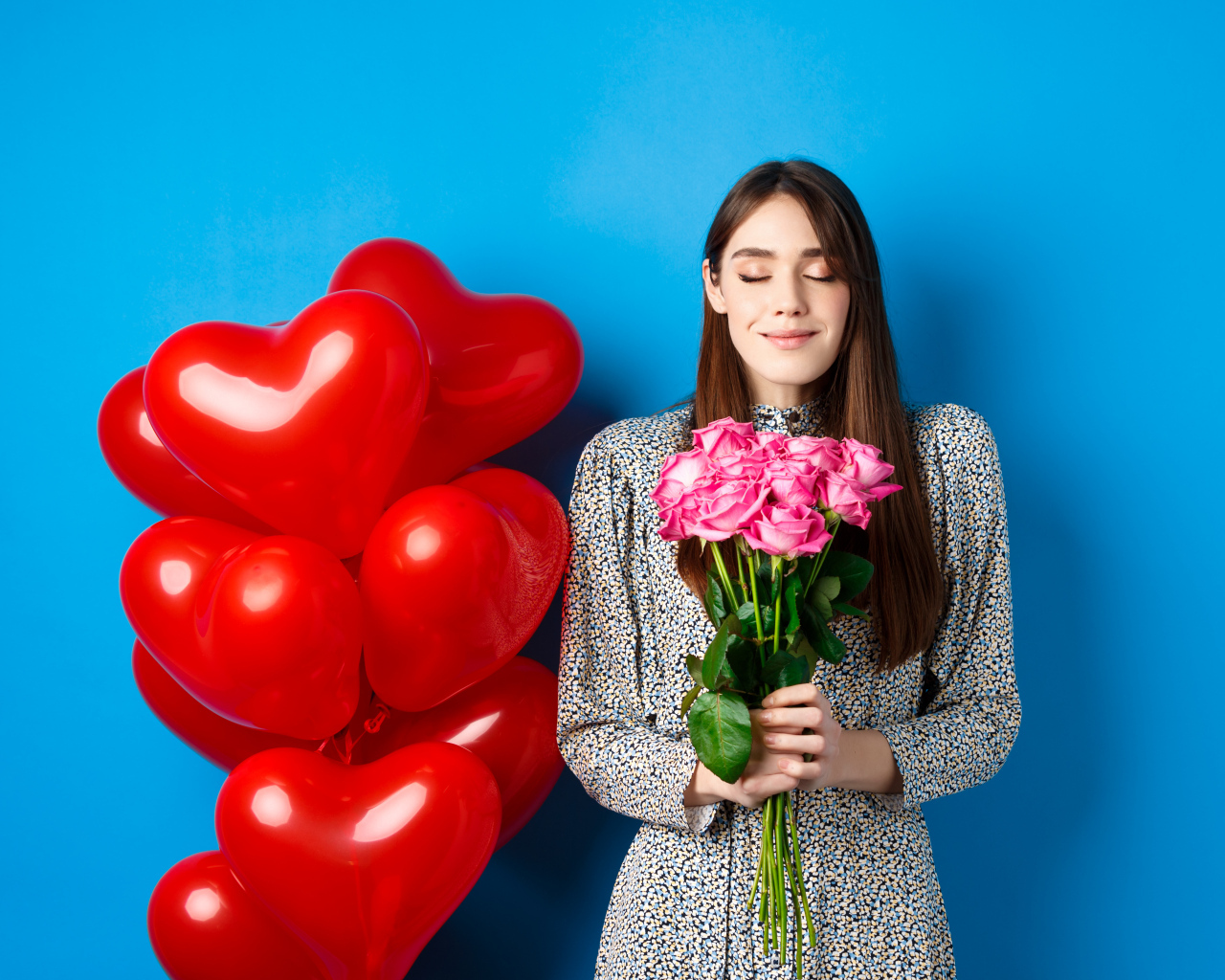 Девушка с букетом роз и воздушными шарами на день Влюбленных