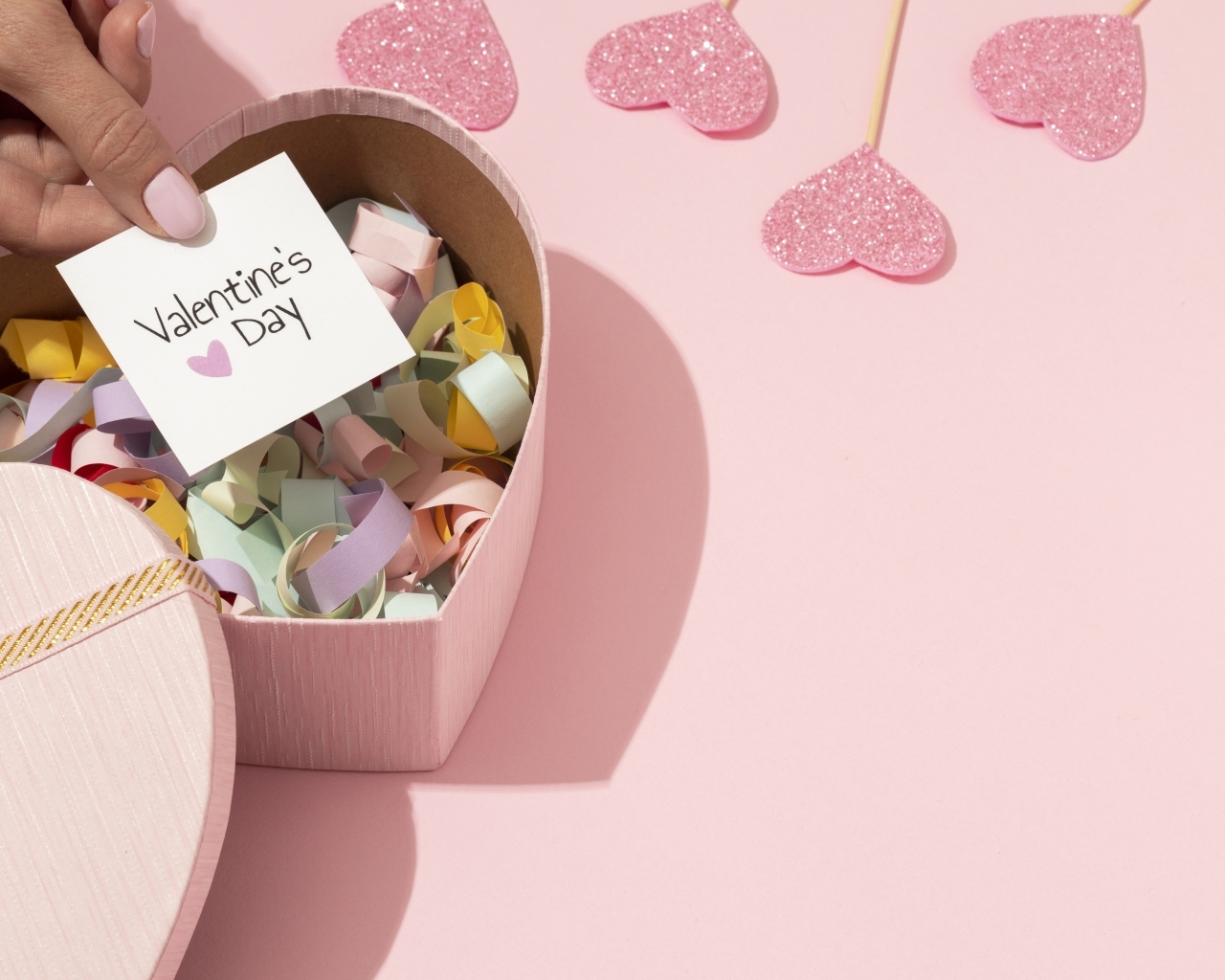 Коробка в форме сердца на розовом фоне на День Святого Валентина