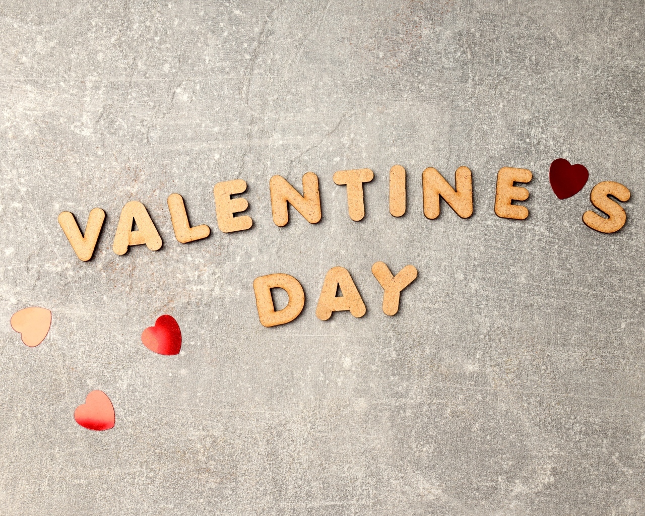 Буквы на сером фоне на день Святого Валентина