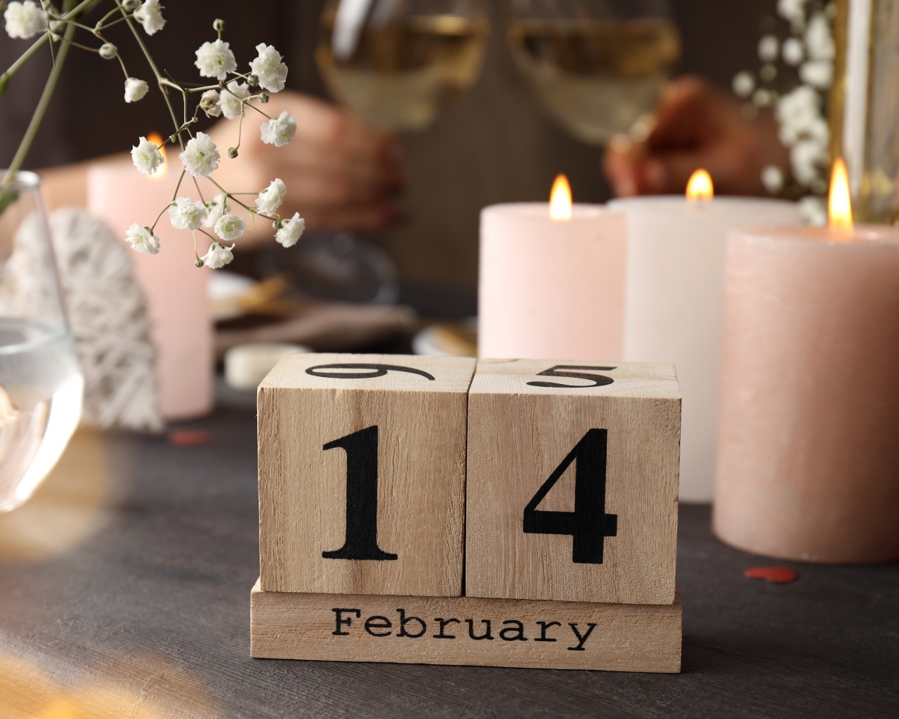 Зажженные свечи и кубики на день влюбленных 14 февраля
