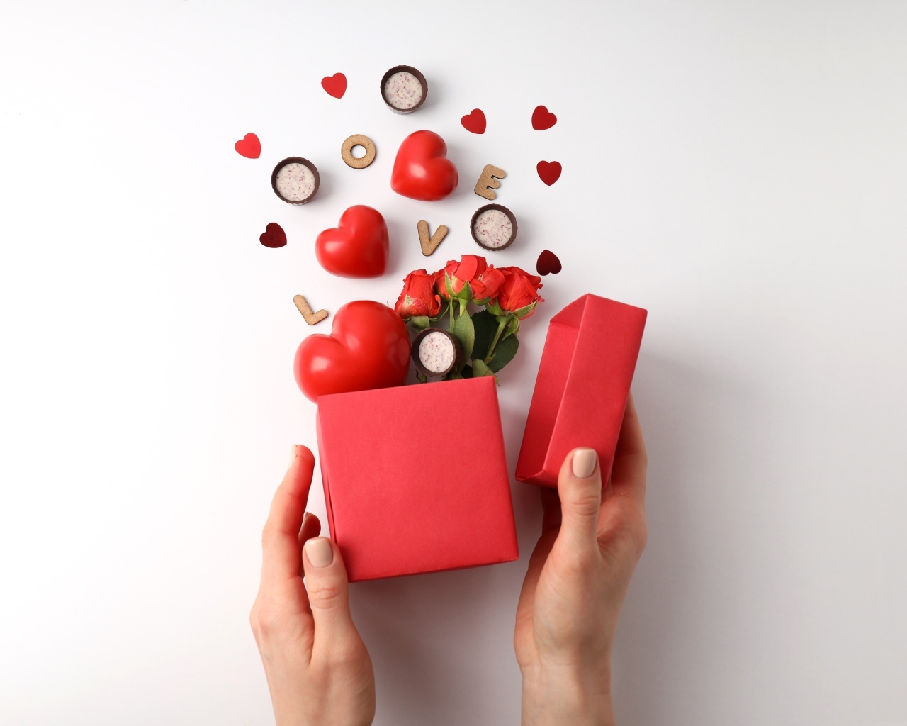 Коробка с цветами и сердечками на День Святого Валентина