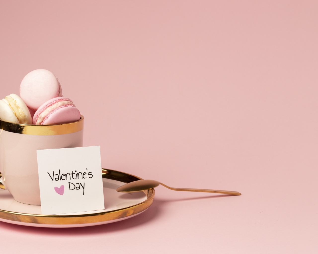 Кружка с десертом макарон на день Святого Валентина