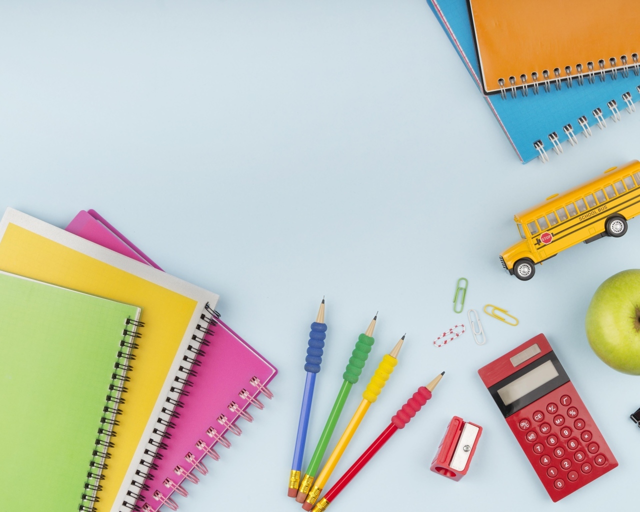 Канцелярские предметы на голубом фоне