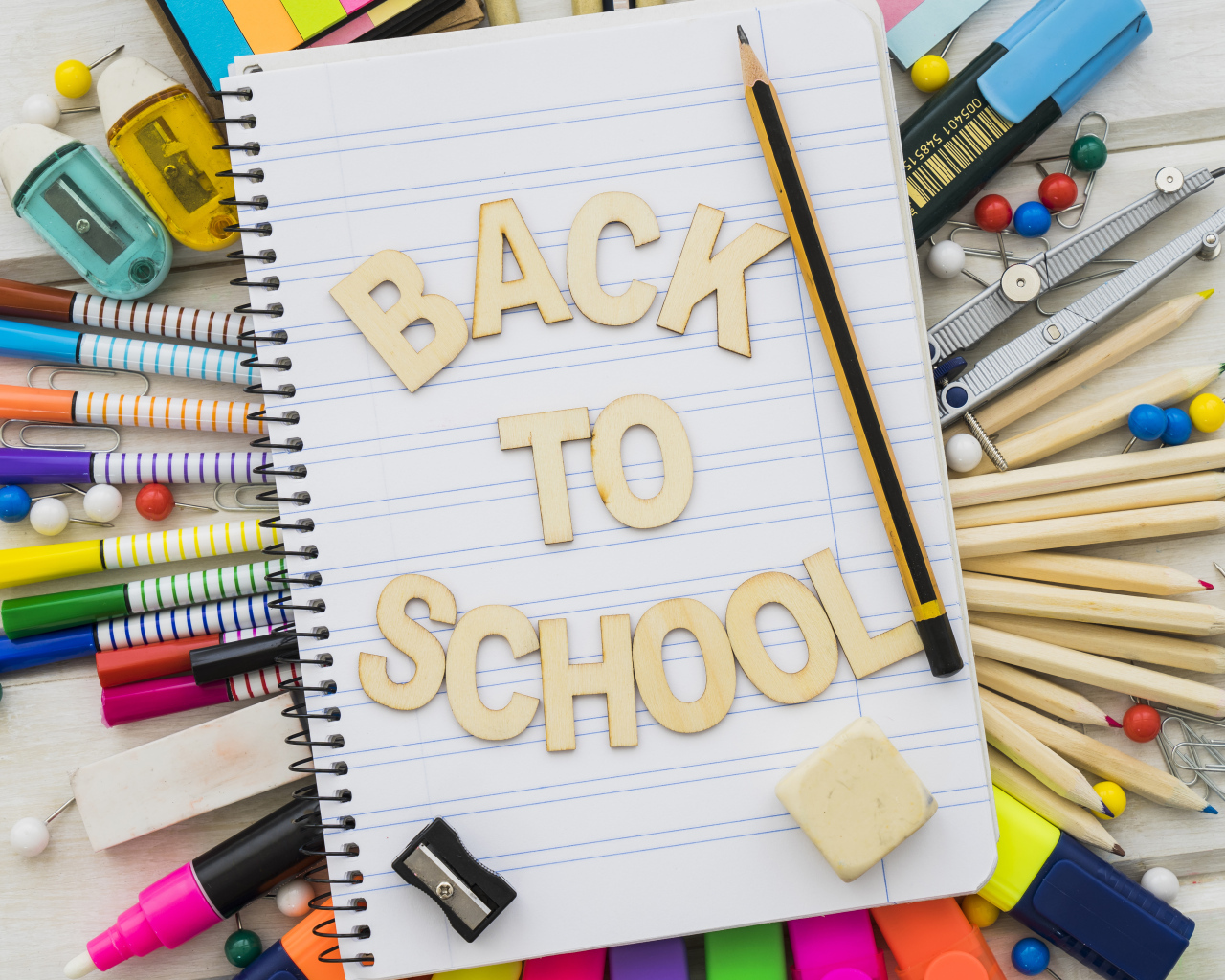 Канцелярские предметы с блокнотом и надписью 