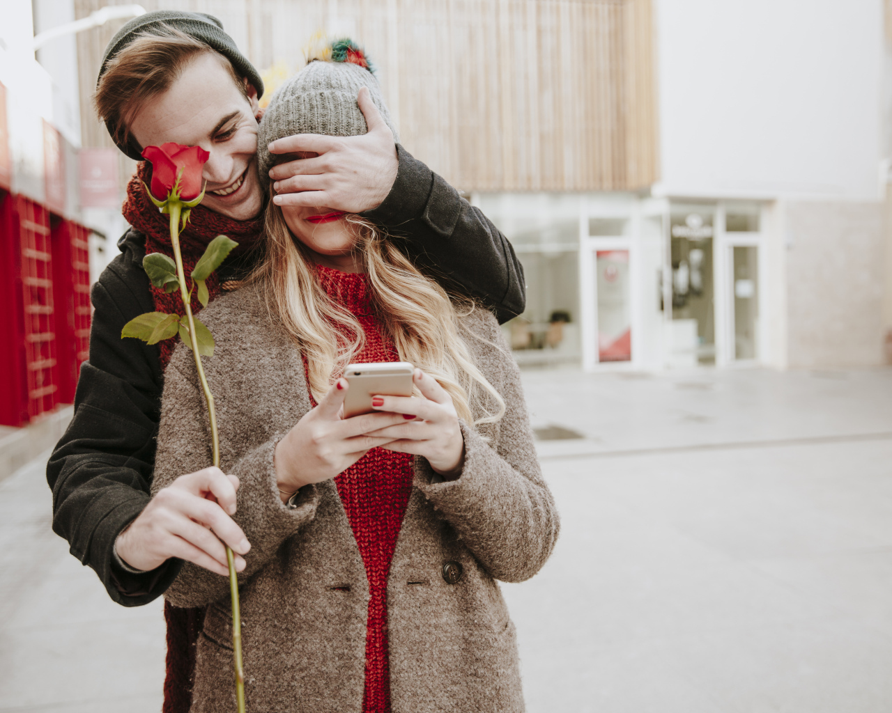 Влюбленный парень дарит девушке красную розу